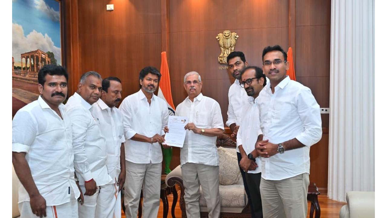 Vijay-Governor: గవర్నర్‌ను కలిసిన విజయ్.. 112 ఎమ్మెల్యేల మద్దతు లేఖ అందజేత