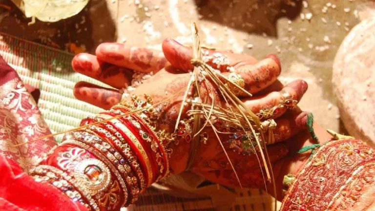 Vizag: విశాఖలో ఘోర విషాదం.. పెళ్లి దండలతోనే నవ వధువు మృతి
