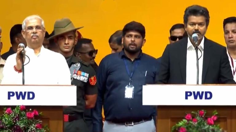CM Vijay Simplicity: దటీజ్ దళపతి..  సీఎం హోదాలో ఉన్నా.. టేబుల్ మోసి సింప్లిసిటీ చాటుకున్న విజయ్!