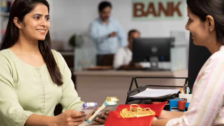 Gold Loan Surge : సంక్షోభ సమయంలో గోల్డ్‌ లోన్లవైపు పరుగులు తీస్తున్న సామాన్యులు.. ఎందుకిలా?