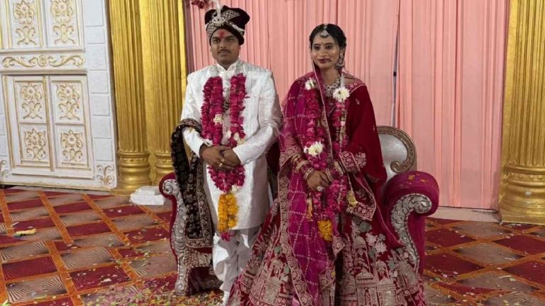 Love Marraige: ప్రేమంటే ఇదే.. మాజీ ఖైదీని పెళ్లాడిన మహిళా జైలర్..
