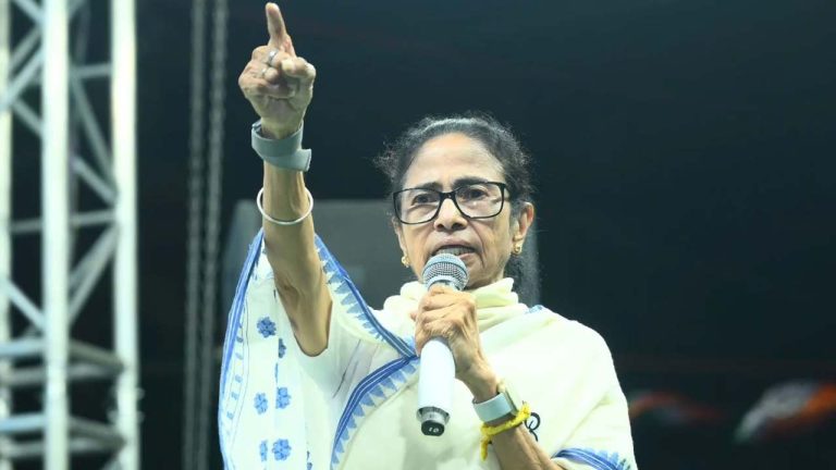 Mamata Banerjee: రాజకీయ అహంకారానికి పేదలే మూల్యం చెల్లిస్తున్నారు.. బెంగాల్‌లో బుల్డోజర్ చర్యలపై మమతా ఫైర్