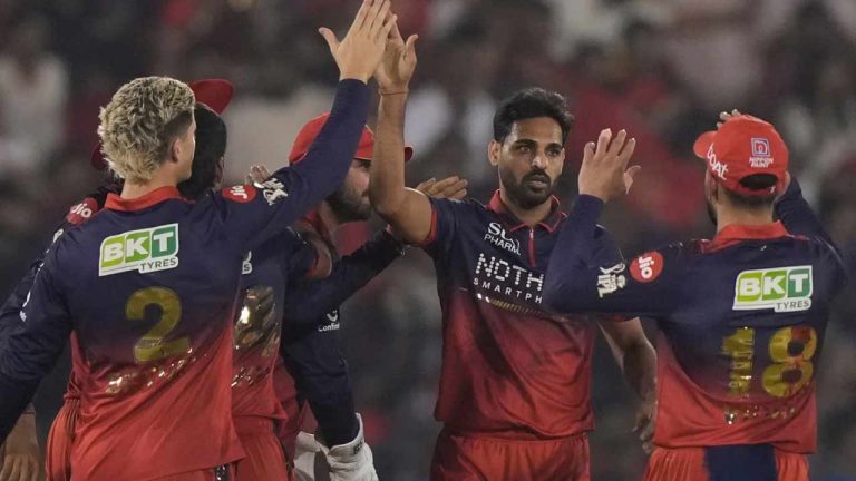 RCB vs MI : RCB బౌలర్ల ధాటికి ముంబై తడబాటు.. భువనేశ్వర్ కుమార్ ‘నాలుగు’ వికెట్ల పంజా.!