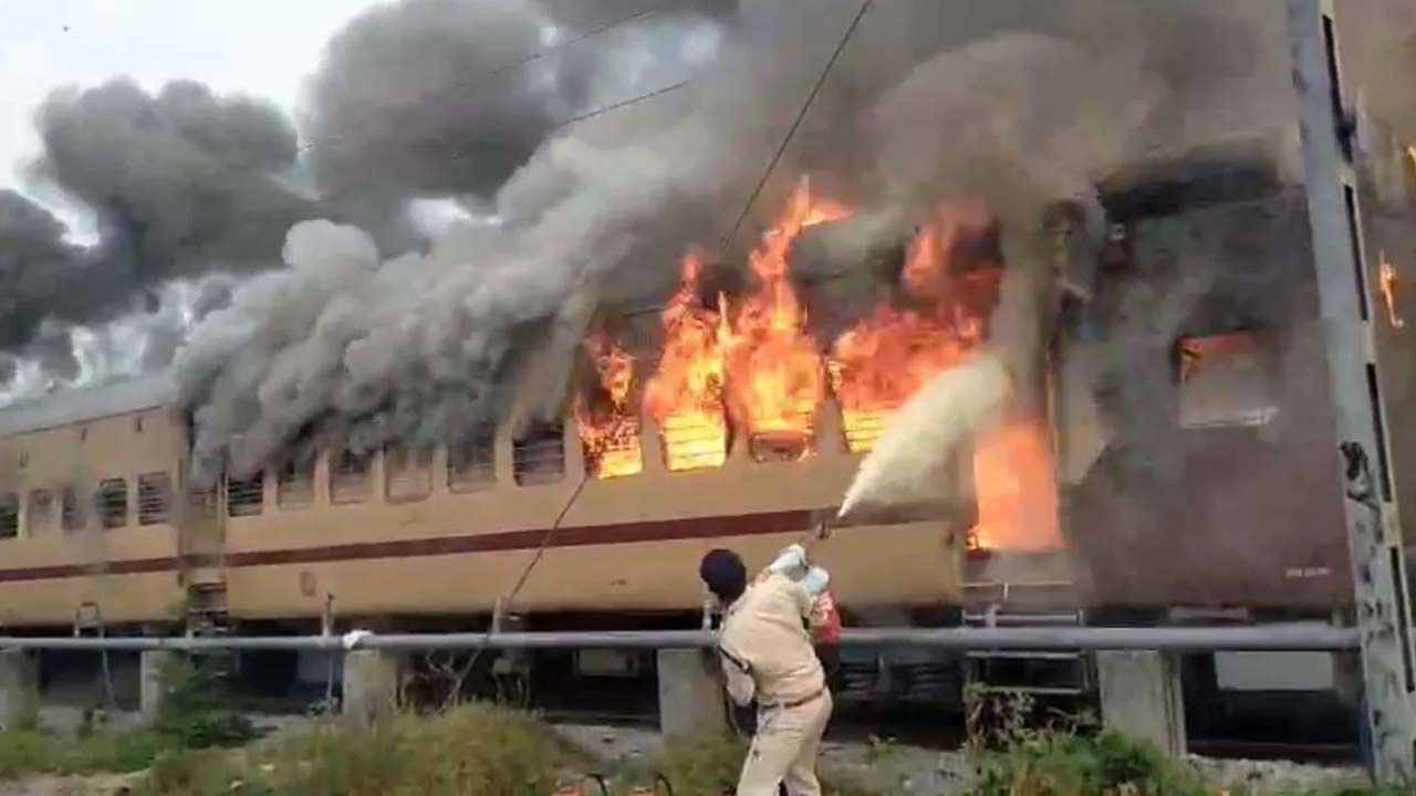 Sasaram-Patna Passenger: 24 గంటలు గడవకముందే వణికించిన మరో రైలు ప్రమాదం.. ప్యాసింజర్ రైలులో చెలరేగిన మంటలు