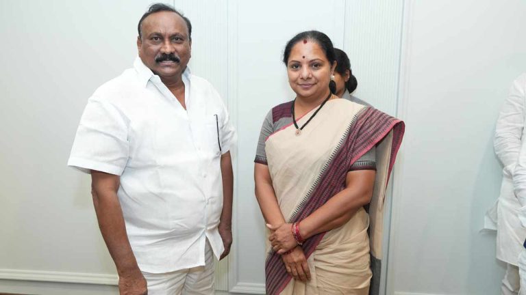 TRS : తెలంగాణ రక్షణ సేనలోకి మాజీ మంత్రి.. పార్టీ అధ్యక్షురాలు కవితతో భేటీ