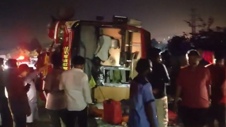 Bus Accident: ఘోర రోడ్డు ప్రమాదం.. రైల్వే బ్రిడ్జి‌ని ఢీ కొట్టిన ప్రైవేటు ట్రావెల్స్ బస్సు.!