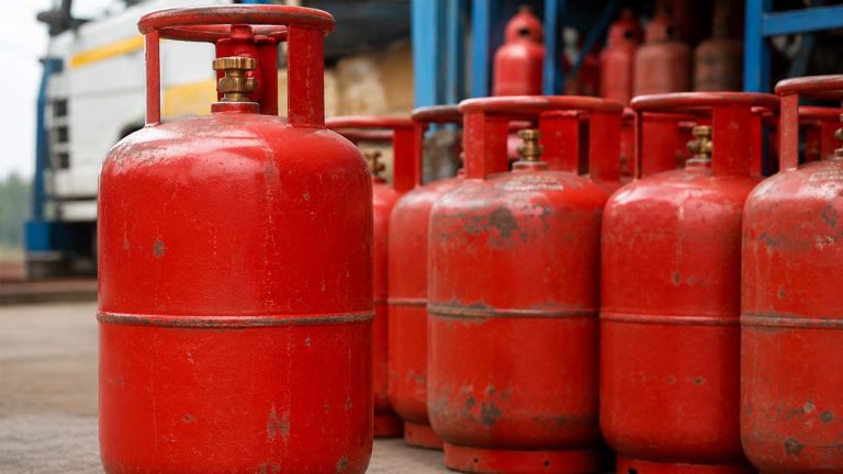 Commercial LPG Price Hike: గ్యాస్ ధరల మంటలు .. భారీగా పెరిగిన వాణిజ్య ఎల్పీజీ సిలిండర్ ధరలు