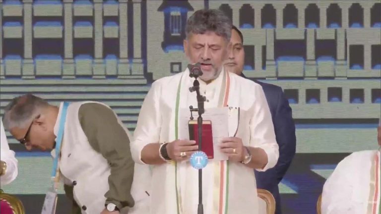 Karnataka: కర్ణాటక సీఎంగా డీకే.శివకుమార్ ప్రమాణస్వీకారం