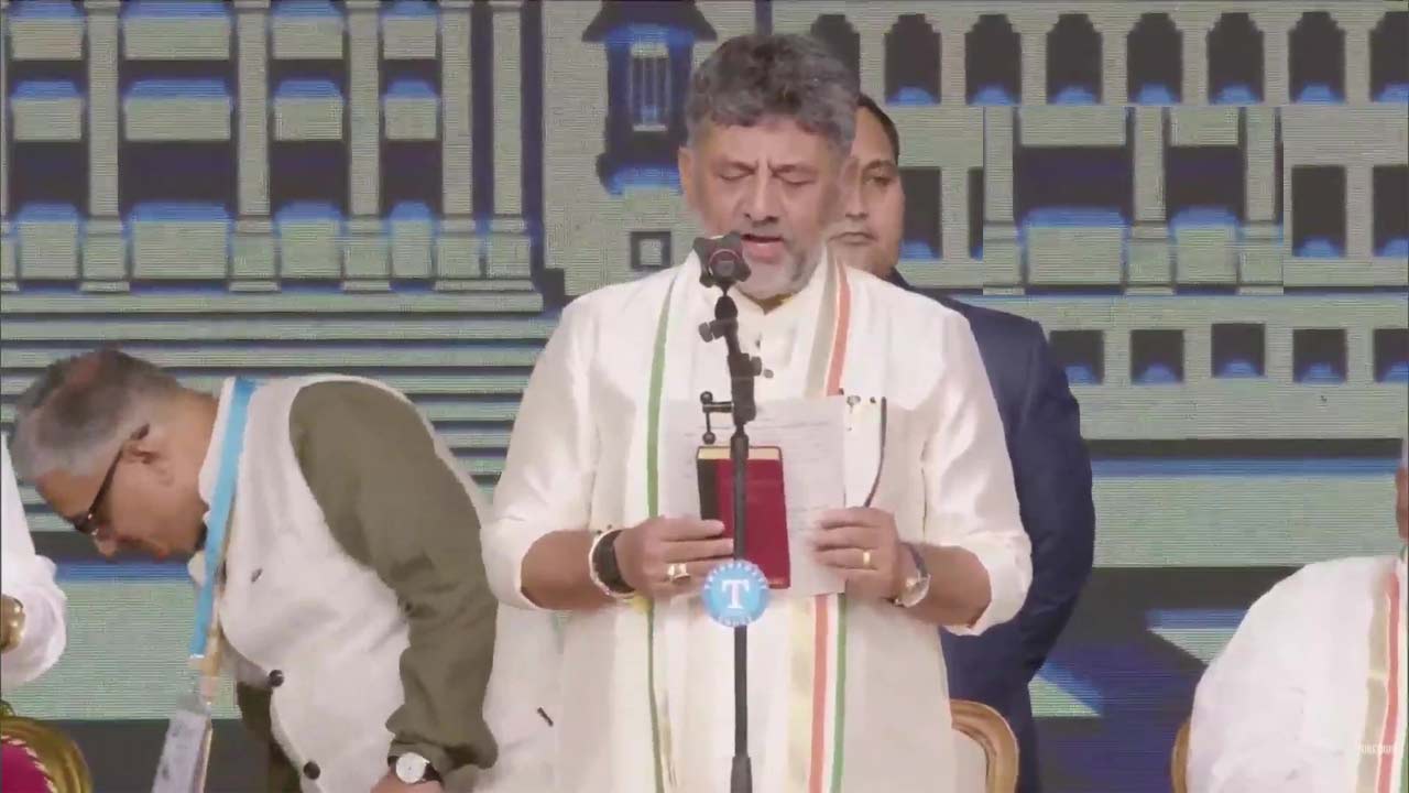 Karnataka: కర్ణాటక సీఎంగా డీకే.శివకుమార్ ప్రమాణస్వీకారం