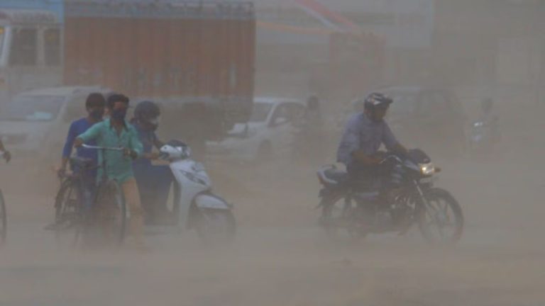 Delhi: ఢిల్లీని కమ్మేసిన చీకట్లు.. మధ్యాహ్నమే అర్ధరాత్రిని తలపించిన ఇసుక తుఫాన్!