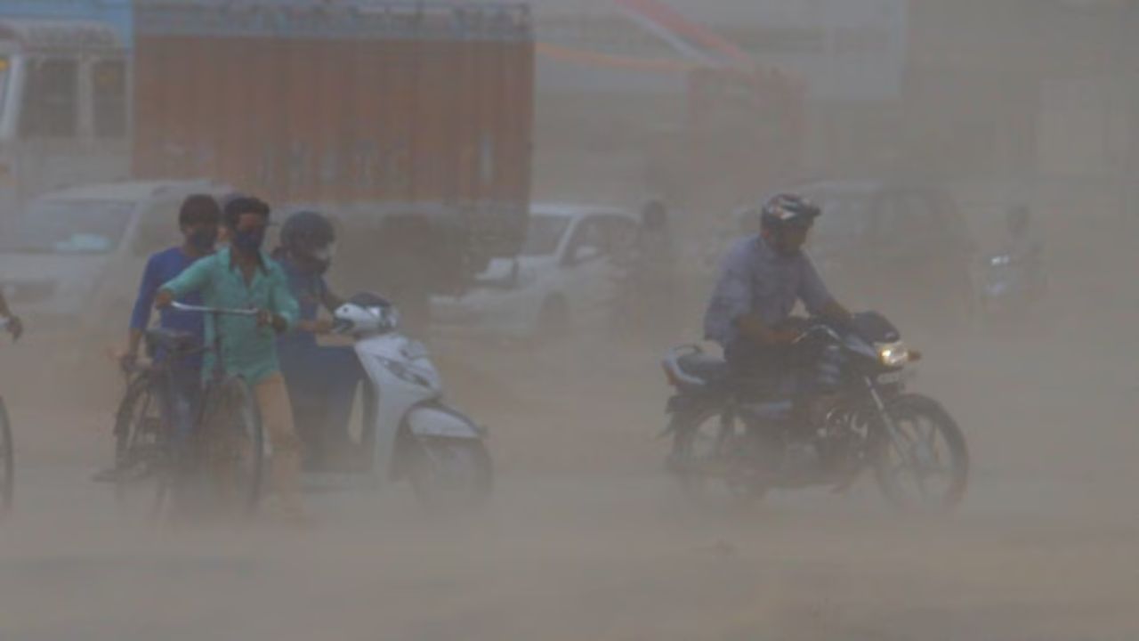 Delhi: ఢిల్లీని కమ్మేసిన చీకట్లు.. మధ్యాహ్నమే అర్ధరాత్రిని తలపించిన ఇసుక తుఫాన్!