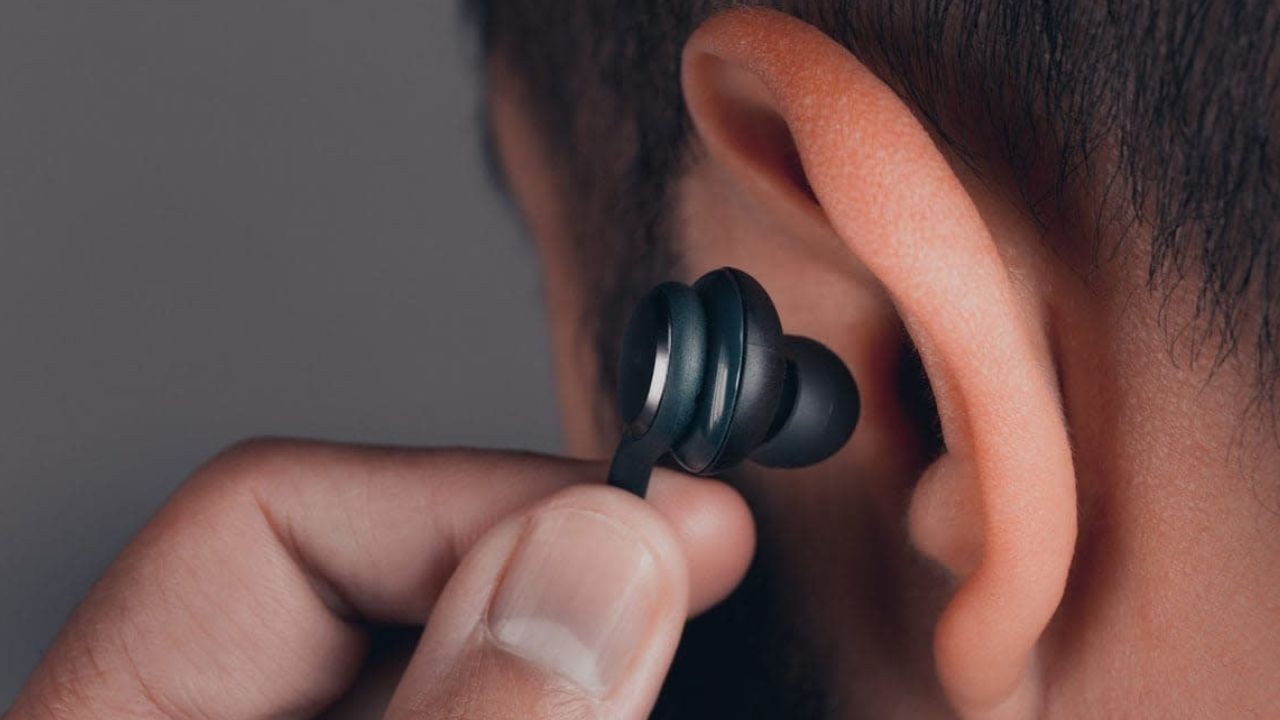 Earphones: రోజూ ఇయర్‌ఫోన్స్ వాడుతున్నారా? ఎంతసేపు వింటే సురక్షితం..?