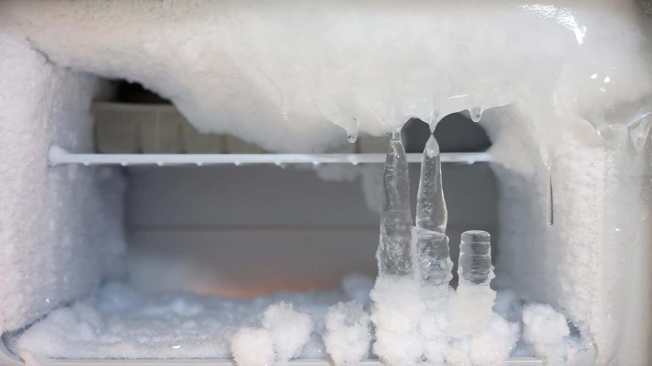 Freezer Cleaning Hacks: ఫ్రీజర్‌లో ఐస్ పేరుకుపోతోందా.? ఈ ట్రిక్స్‌తో నిమిషాల్లో క్లీన్.!