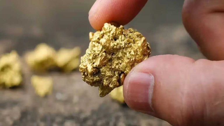 Gold: బంగారం కురిపిస్తున్న అగ్నిపర్వతం.. రోజుకు 80 గ్రాముల బంగారం గాల్లోకి..