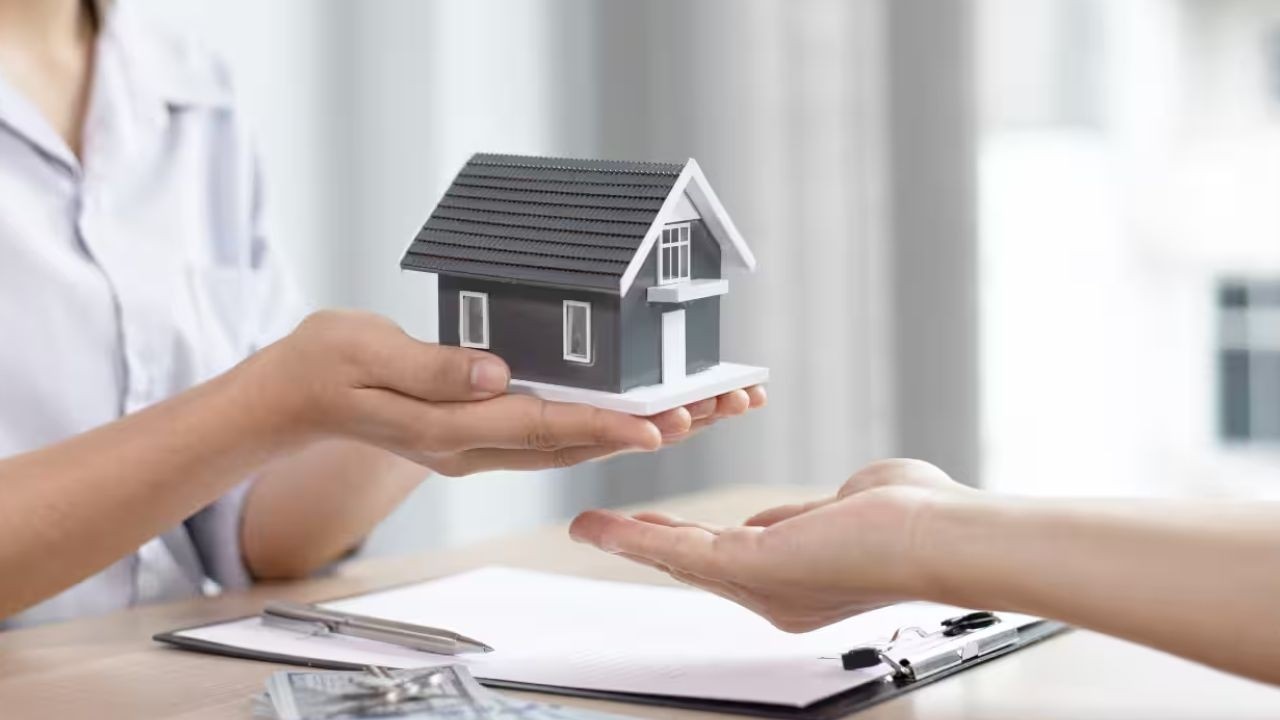 Home Loan : హోమ్ లోన్ తీసుకుంటున్నారా ? ఈ పొరపాటును మాత్రం అస్సలు చేయకండి