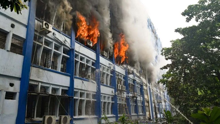 Kolkata: ప్రభుత్వ కార్యాలయంలో అగ్నిప్రమాదం.. 4 వేల ఈవీఎంలు దగ్ధం.. రాజకీయంగా కలకలం