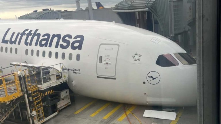 Lufthansa Boeing 787 : గేట్ వద్దే కుప్పకూలిన బోయింగ్ 787 విమానం.. వైరల్ వీడియోలతో కలకలం