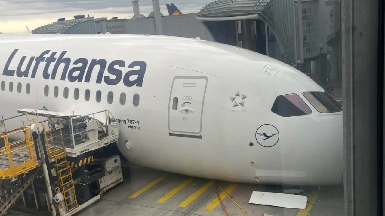 Lufthansa Boeing 787 : గేట్ వద్దే కుప్పకూలిన బోయింగ్ 787 విమానం.. వైరల్ వీడియోలతో కలకలం
