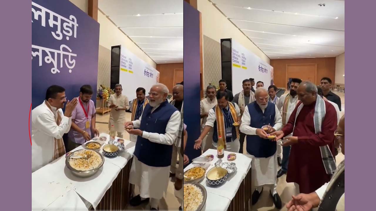 pm modi shares jhalmuri with nda leaders bharat mandapam meeting video viral