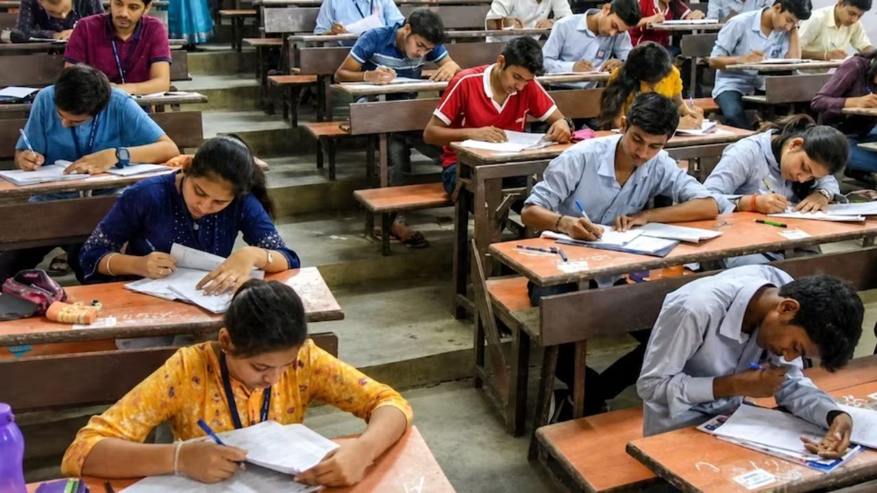 NEET UG 2026: నీట్ రాసే విద్యార్థులకు అలర్ట్.. అడ్మిట్ కార్డులు వచ్చేశాయి! ఇలా డౌన్లోడ్ చేసుకోండి..