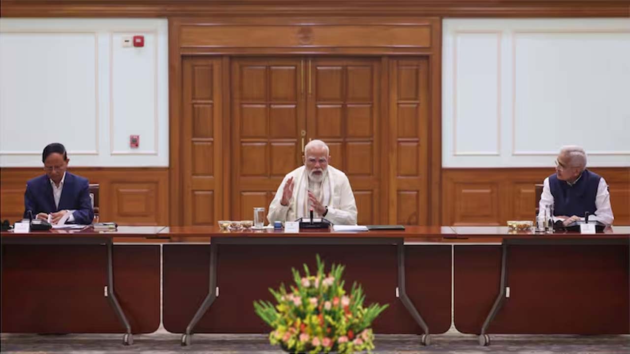 pm modi meets economic advisory council discusses growth strategy amid global crisis
