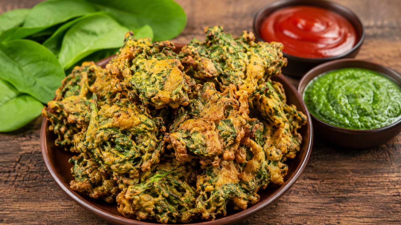 Palak Pakoda Recipe: సింపుల్‌గా ఇంటి వద్దే కరకరలాడే పాలక్ పకోడాలు.. ఇలా రెడీ తయారు చేయండి..