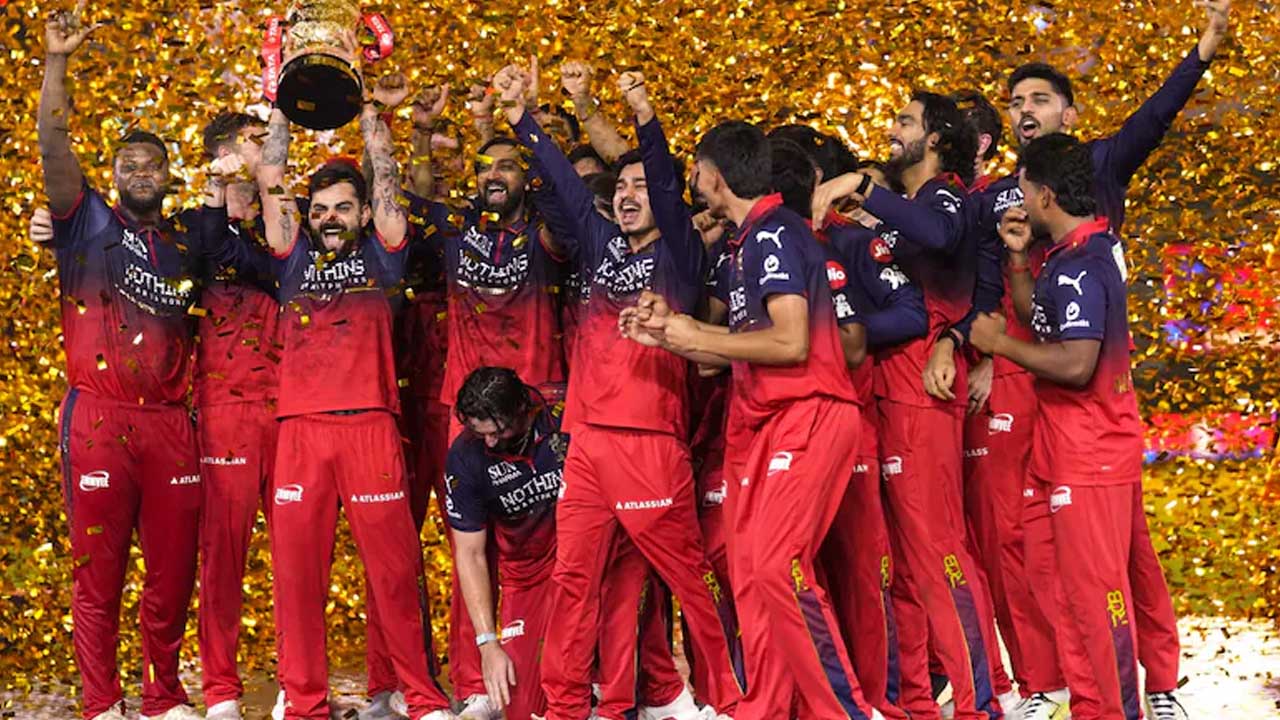 RCB Fans: కప్ గెలిచిన ఆనందం కొన్ని క్షణాలు కూడా లేకపాయే.. ఆర్సీబీ ఫ్యాన్స్‌కు బ్యాడ్ న్యూస్..