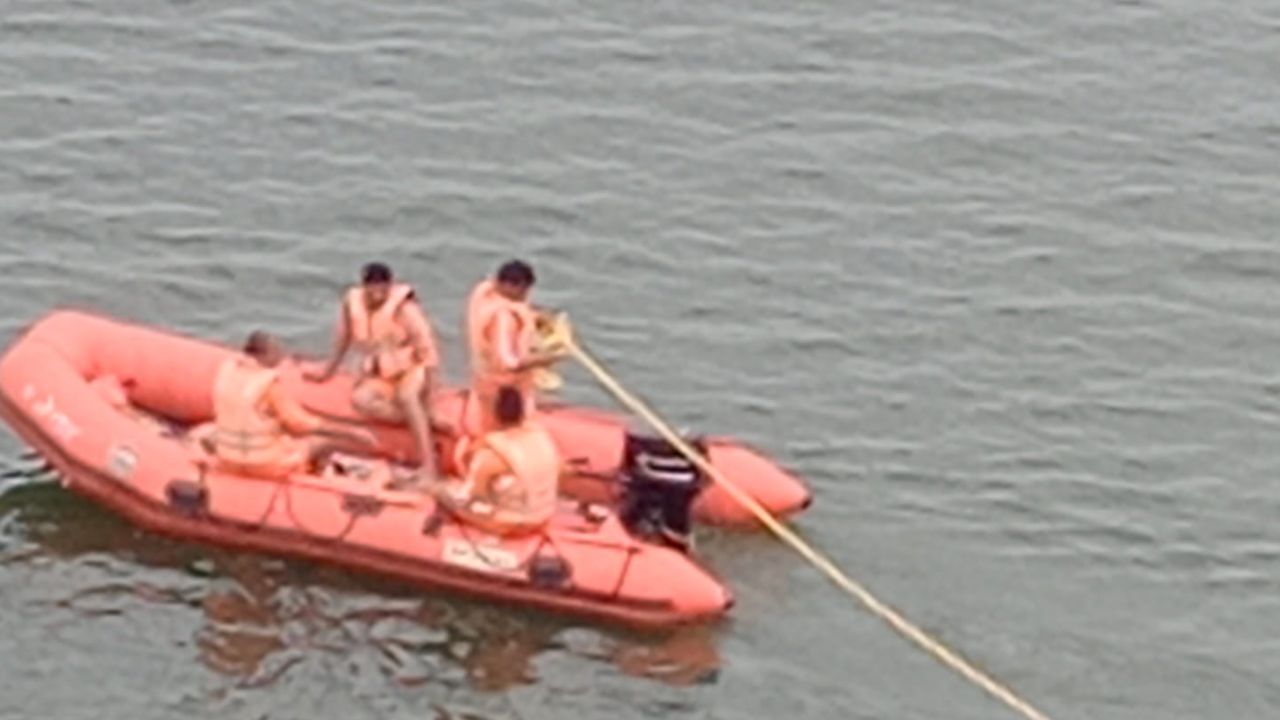 rajahmundry tragedy constable jumps into godavari from rail bridge