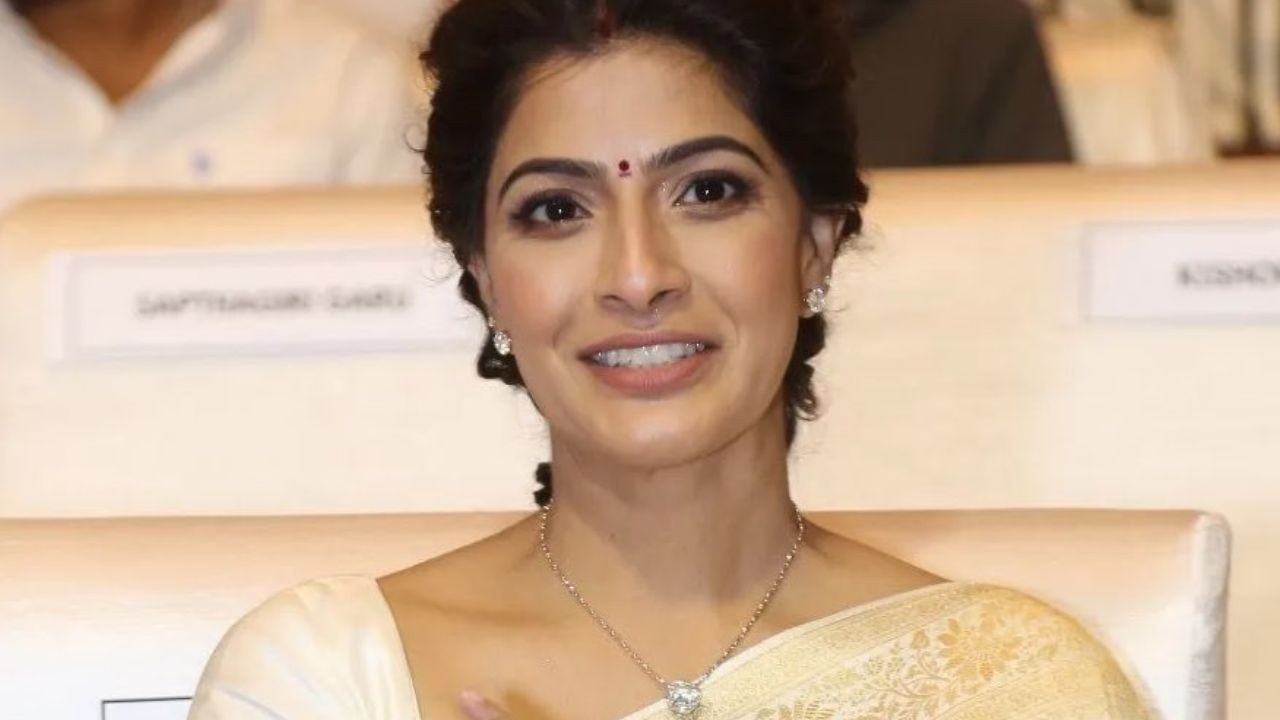 Varalaxmi Sarathkumar Controversy : నేను అరవను కరుస్తా… “పోలీస్ కంప్లైంట్” డైరెక్టర్ కు హీరోయిన్ వరలక్ష్మీ స్ట్రాంగ్ కౌంటర్