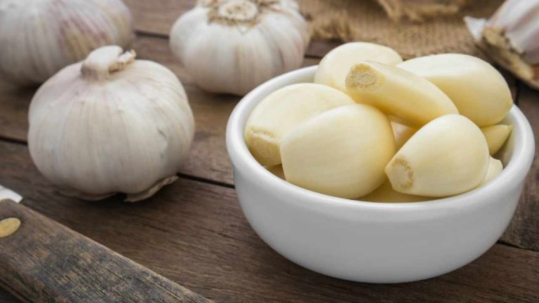 Garlic for High Cholesterol: ఖాళీ కడుపుతో వెల్లుల్లి తినడం వల్ల బ్లాక్స్ తగ్గుతాయా..?