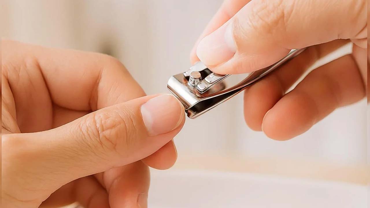 Nail Cutting : సూర్యాస్తమయం తర్వాత గోళ్లు కత్తిరించొద్దంటారు.. అసలు కారణం ఇదే.!