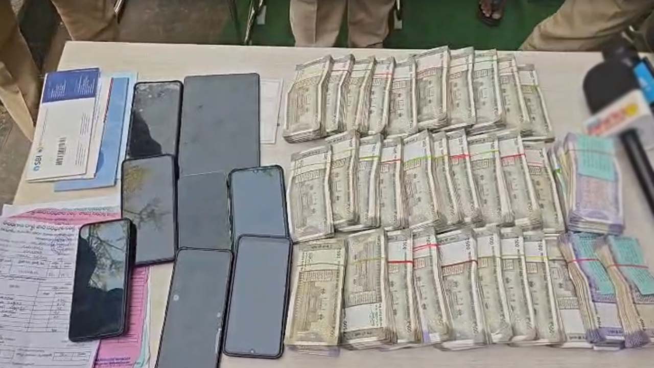 Sircilla Paddy Scam : ప్రభుత్వ ధాన్యానికి టోకరా.. నకిలీ రికార్డులతో రూ.91 లక్షలు లూటీ..!
