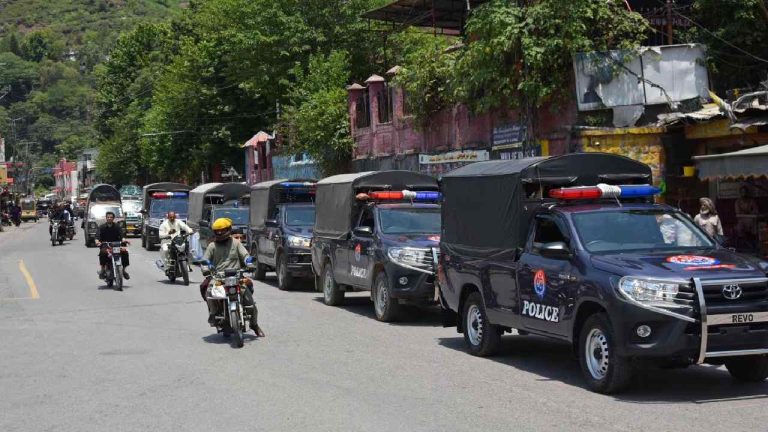 Pakistan: గర్భిణీలు, చిన్న పిల్లల్ని కూడా వదల్లేదు.. POKలో పాక్ ఆర్మీ దుర్మార్గాలు..
