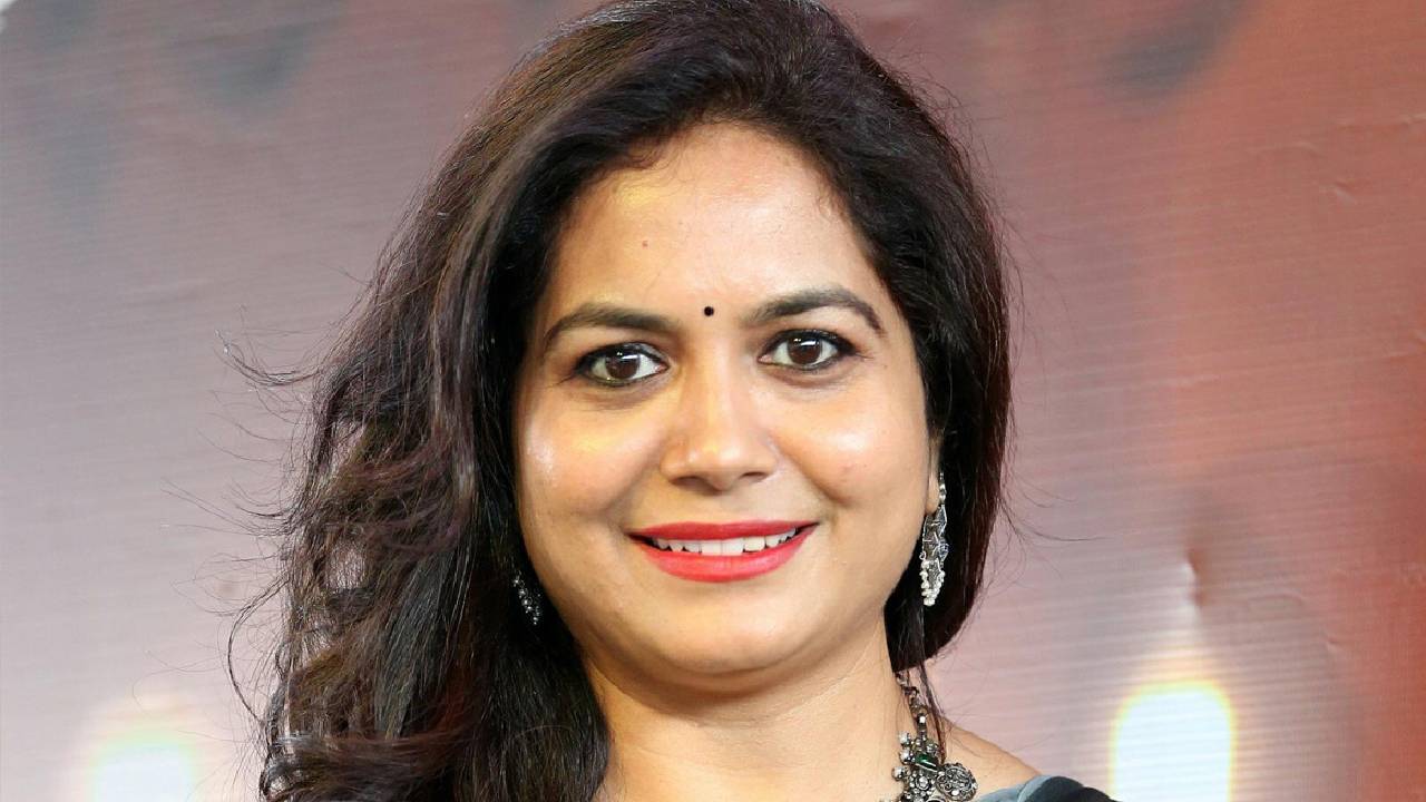 Sunitha : ఎన్టీఆర్ పాటల్లో లేవా బూతులు? ఇప్పుడు కోడిగుడ్డుపై ఈకలు పీకుతున్నారు!