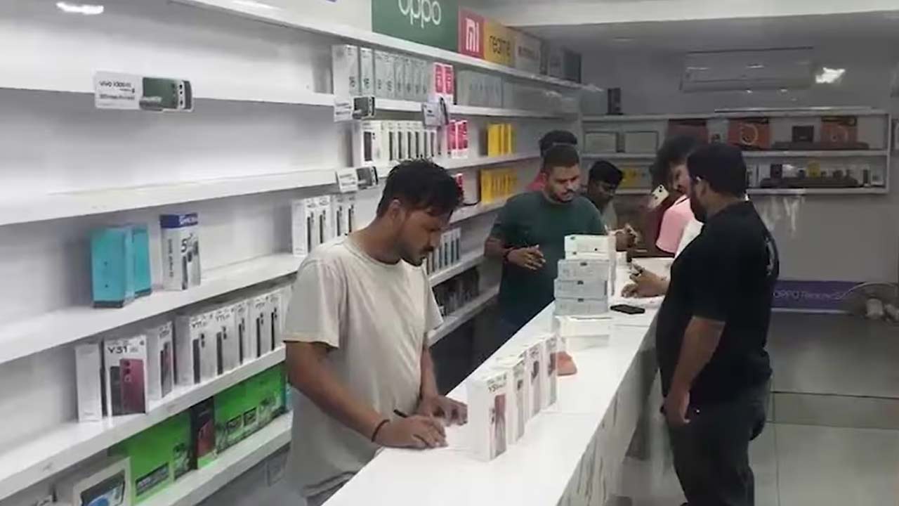 Theft: రెచ్చిపోయిన దొంగలు.. 10 నిమిషాల్లో రూ.50 లక్షల విలువైన 77 మొబైల్ ఫోన్లు చోరీ..