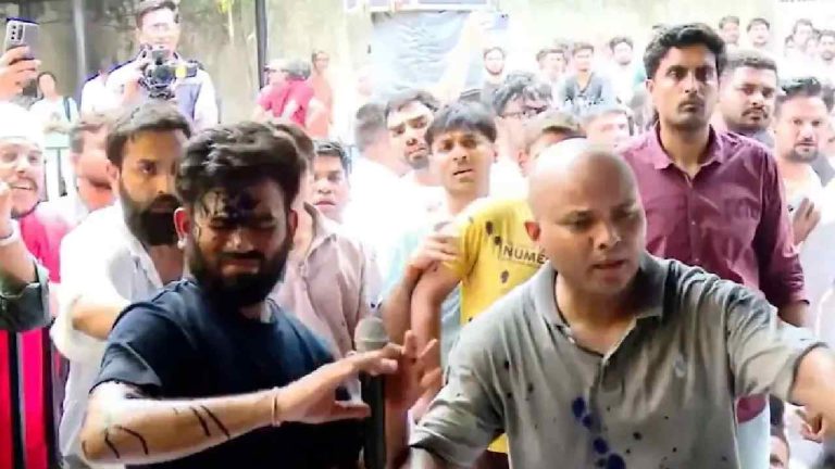 Abhijit Deepke: జంతర్ మంతర్ వద్ద ఉద్రిక్తత.. అభిజిత్ దీప్కేపై ఇంక్ దాడి..