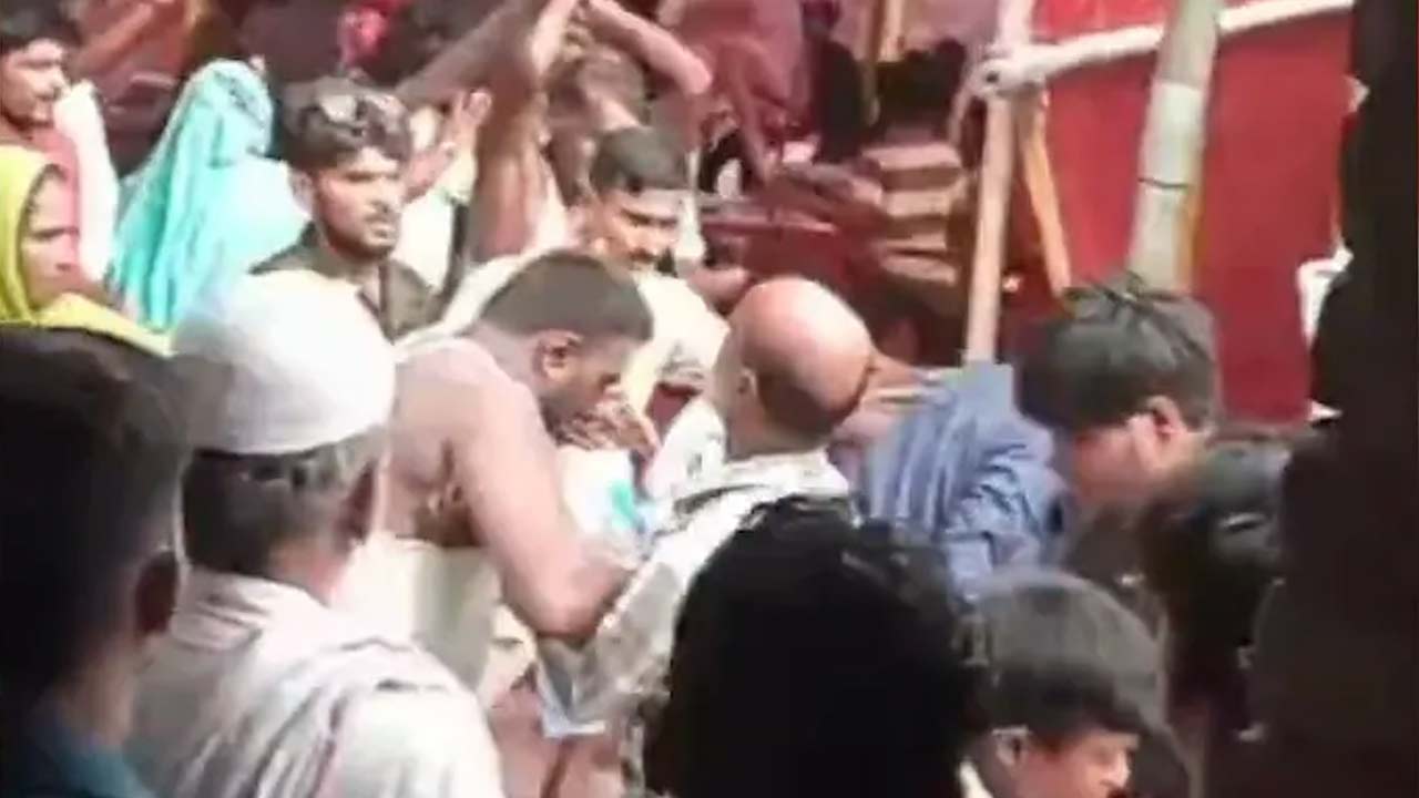 Wedding Fight: మటన్ పెడతామని ఒప్పుకొని.. చికెన్ పెడతారా?.. పెళ్లి విందులో పొట్టు పొట్టు తన్నుకున్న వైనం
