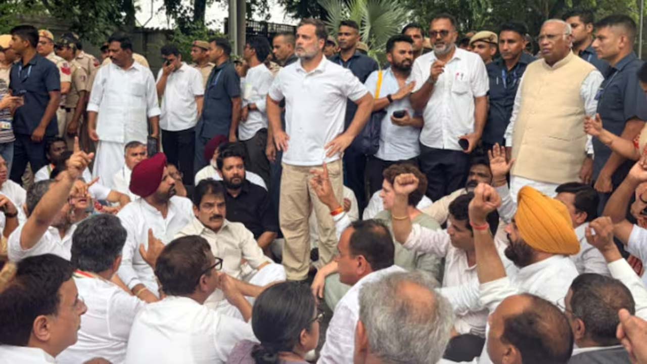 congress protest outside pm modi residence delhi rahul gandhi kharge detained