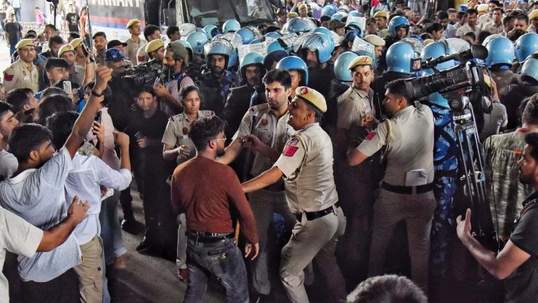 Delhi: ఢిల్లీలో ఆంక్షలు తీవ్రం.. పోలీసులకు కేంద్ర హోంశాఖ  ప్రత్యేక అధికారాలు
