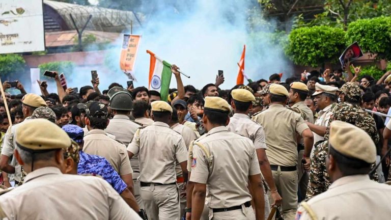 Delhi Police: విద్యార్థి ఆందోళనల ఎఫెక్ట్.. పోలీసులందరి సెలవులు రద్దు..