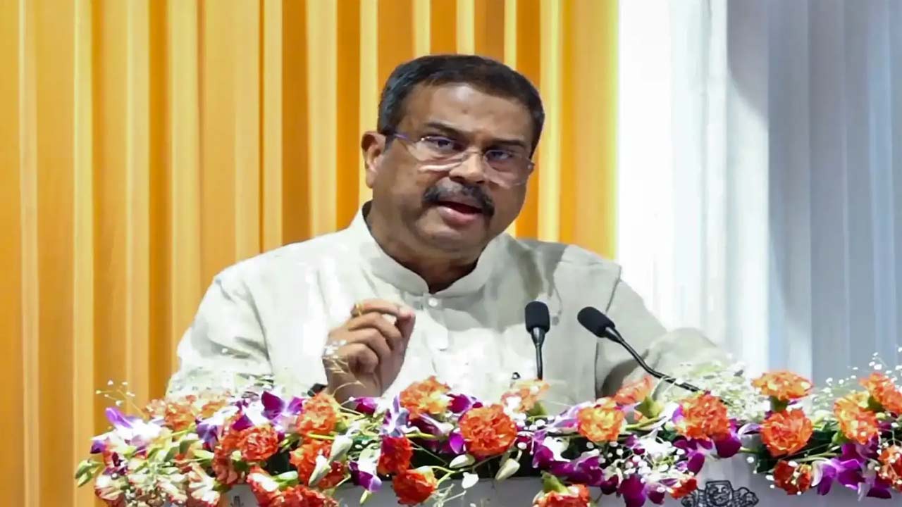 Dharmendra Pradhan: సోషల్ మీడియా ఖాతాల్లో మార్పు.. కేంద్రమంత్రి హోదా తొలగింపు