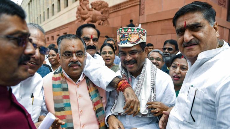 Dharmendra Pradhan: రాజీనామా తర్వాత తొలిసారి పార్లమెంట్‌కు ధర్మేంద్ర ప్రధాన్.. ఘన స్వాగతం పలికిన ఎన్డీఏ ఎంపీలు