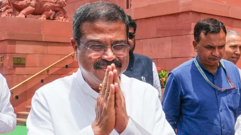 Dharmendra Pradhan: ధర్మేంద్ర ప్రధాన్‌కు కీలక పదవి? పార్లమెంట్ దగ్గర కాంగ్రెస్‌ నేతతో ఆసక్తికర సంభాషణ