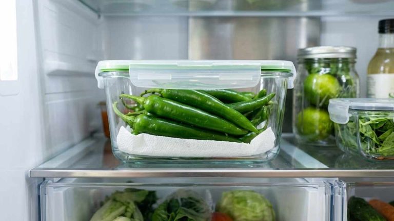 Green Chillies Storage Tips: ఈ సింపుల్ ట్రిక్‌ చాలు.. పచ్చిమిరపకాయలు వారాల తరబడి ఫ్రెష్‌గా ఉంటాయి