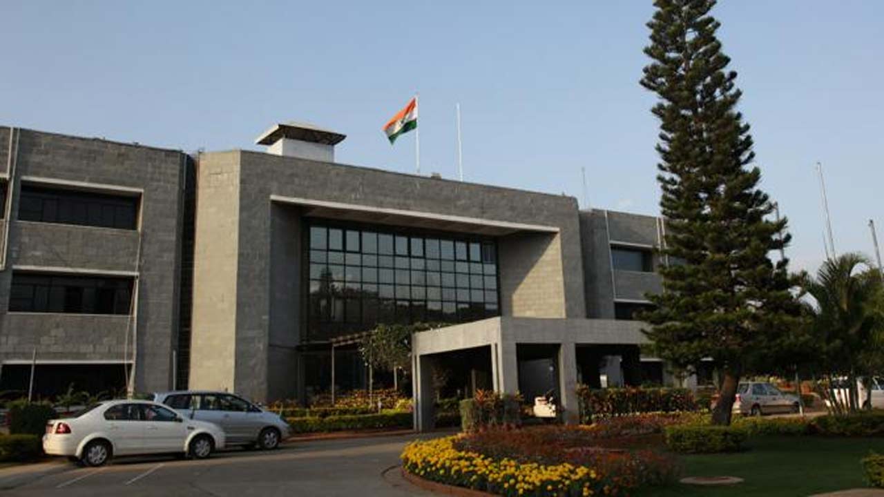 delhi police arrest ghaziabad man hoax bomb threat emails isro nia drdo