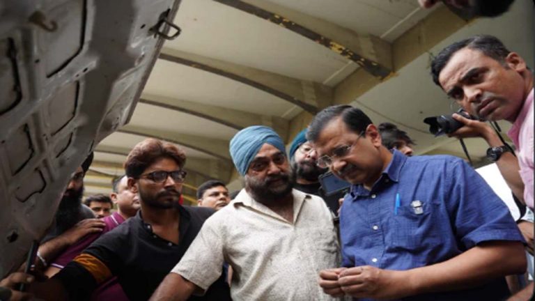 Kejriwal: పెట్రోల్ బంక్‌ దగ్గర కేజ్రీవాల్ హల్‌చల్.. E20 పెట్రోల్‌పై తీవ్ర విమర్శలు