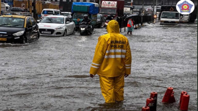 Mumbai: భారీ వర్షాలతో ఆర్థిక రాజధాని అతలాకుతలం.. 12 గంటల్లో 200 మి.మీ రికార్డ్ వర్షం
