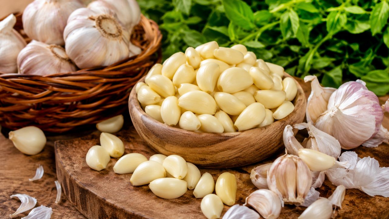 Kitchen Tips: వెల్లుల్లి తొక్క తీయడానికి ఇబ్బంది పడుతున్నారా?  ఈ ఈజీ టిఫ్‌తో సెకన్లలో పని పూర్తి!