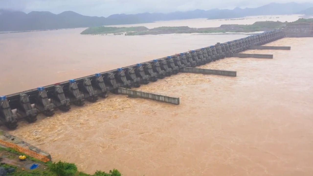 Polavaram Project: పోలవరం ప్రాజెక్టుకు వరద ఉధృతి.. కొట్టుకుపోయిన పైపులు..