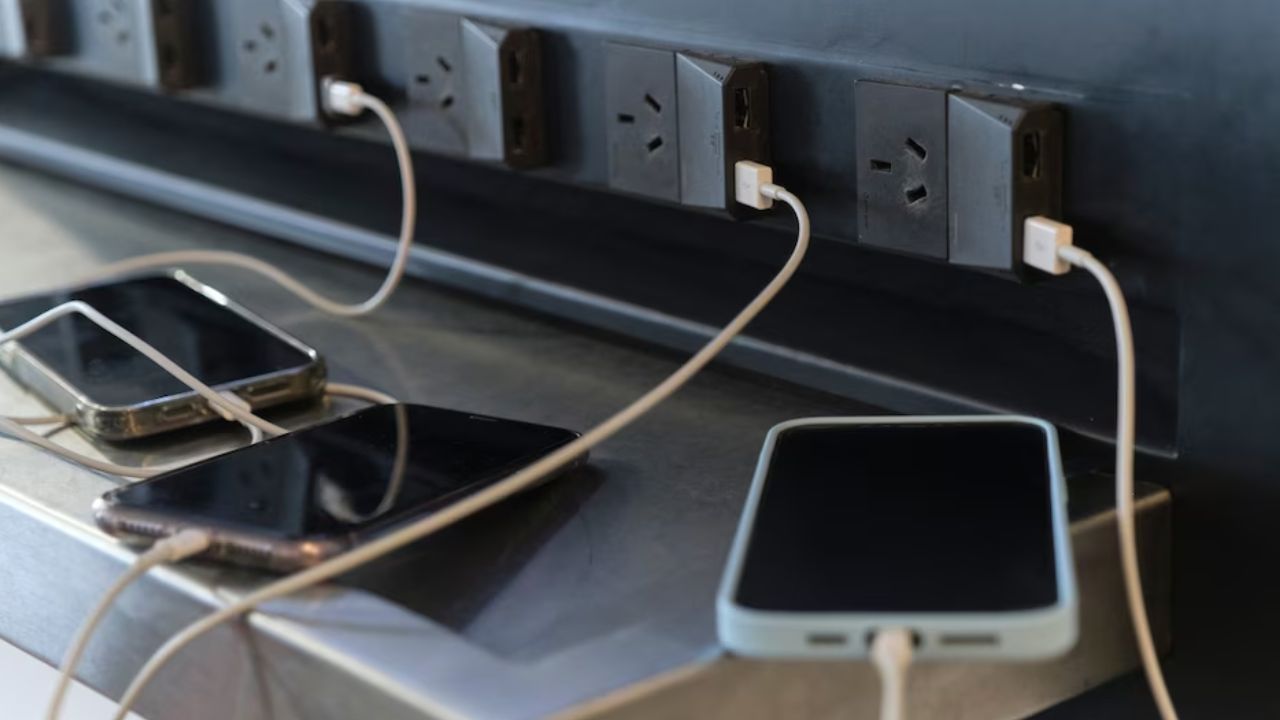 Public Charging: రైల్వే స్టేషన్‌లో ఫోన్ ఛార్జింగ్ పెడుతున్నారా? జర జాగ్రత్త.. మీ బ్యాంక్ ఖాతా ఖాళీ కావచ్చు!